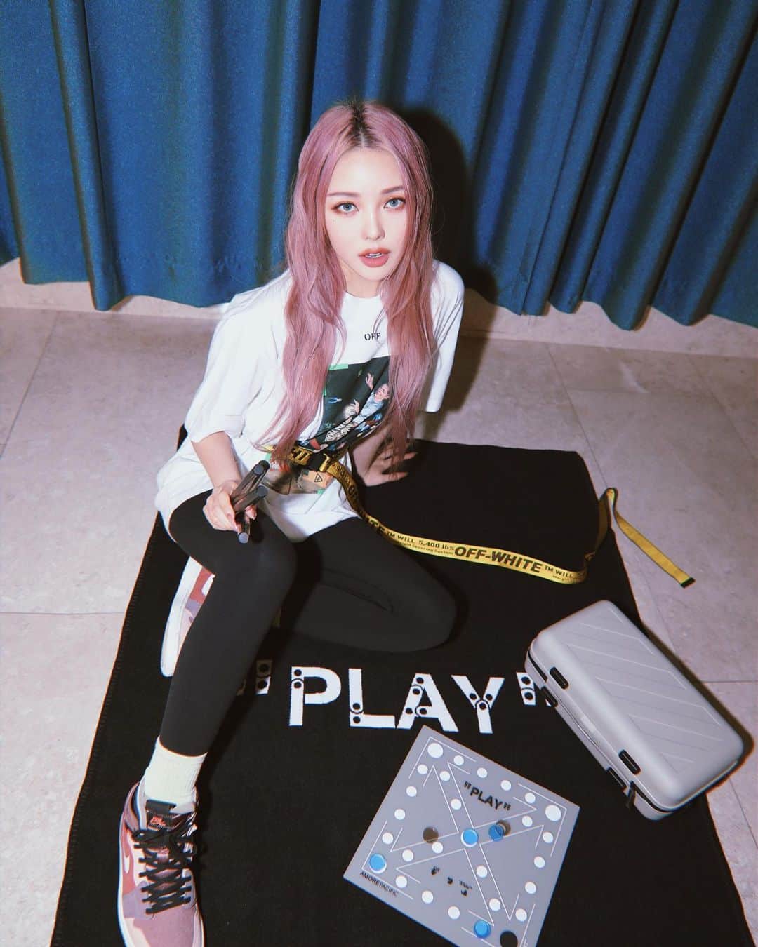ポニーのインスタグラム：「#제품협찬 honored to promote this limited edition "Protection Box" by OFF-WHITE ™ c/o AMORE PACIFIC. Let's start off 2021 with some fun and skin goodies!  Thank you @virgilabloh !」