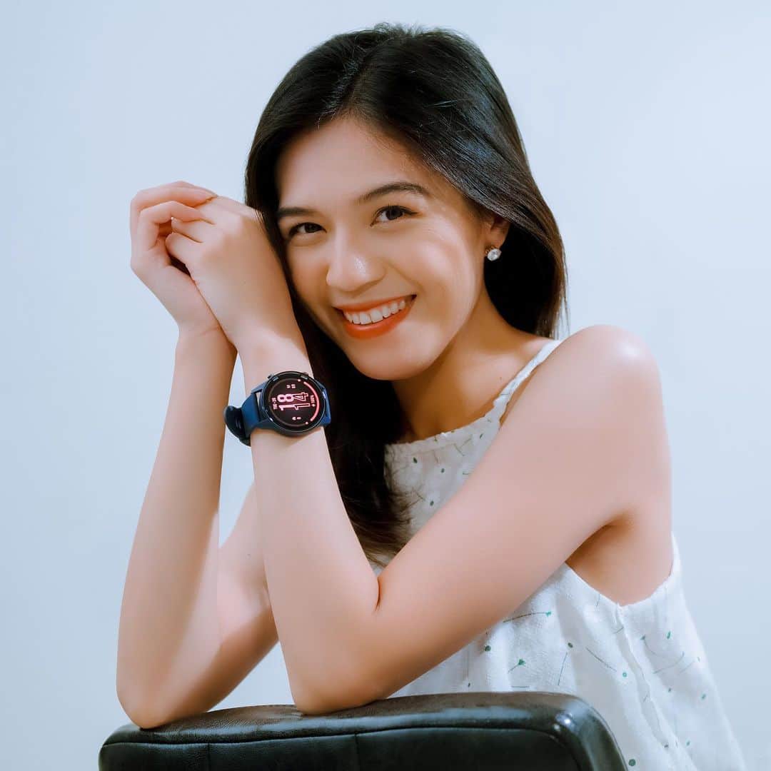 ガブリエラ・マルガレット・ワラオーのインスタグラム：「Kenalin ya teman baru akuuu, MiWatch ❤️ #MiWatch ini banyak bgt fitur menariknya! Mulai dari ngasih info soal cuaca, set alarm, nyalain air purifier secara otomatis, dan lain-lain. . Selain itu, desainnya yang stylish cocok banget buat nemenin keseharianku. Jadi gak mikir dua kali mau pakai jam apa dengan style apapun. #GakCumaHape  . Penasaran sama fitur-fitur kece Mi Watch dari @xiaomi.indonesia ? Langsung cek di sini yaa: bit.ly/XiaomiMiOs bit.ly/XiaomiLazadaOS bit.ly/XiaomiShopeeOS bit.ly/XiaomiBliBliOS bit.ly/XiaomiJDOS bit.ly/XiaomiTokpedOS bit.ly/xiaomibukalapak」