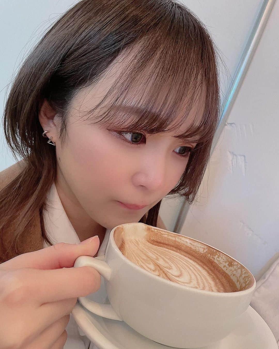 三田麻央のインスタグラム：「ソイラテでっかくて飲み方わかんなかった😃 #彼氏目線 #本当はマネージャーさん目線 #盛ってくれる天才」