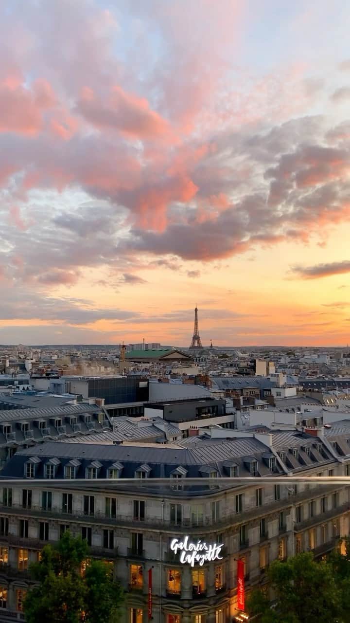 NICOLAS SIMOESのインスタグラム：「Definitely a sunset lover. What about you? 🧡✨」
