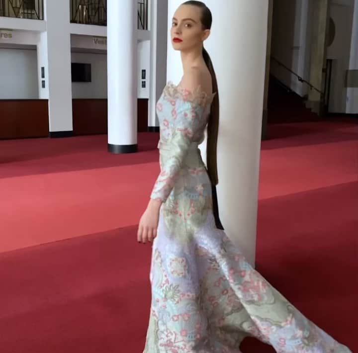 アレクシマビーユのインスタグラム：「Behind the scene @alexismabille by @_marievic_ #hautecouture with @ema_saglio & @luzsanchezgodin shot @sallepleyel  #showbuiness #show #fashionshow #showmustgoon #marievic #alexismabille soundtrack by @izzylindqwister casting @cococasting #cacestparis #prisjetaime #parislamode #alexismabillehautecouture #vavavoom #sexyness #volupté  #voluptuosa #voluptuous hair @beppedeliaofficial for @beautick_official makeup @lloydsimmondsmakeup  hands by @manucurist」