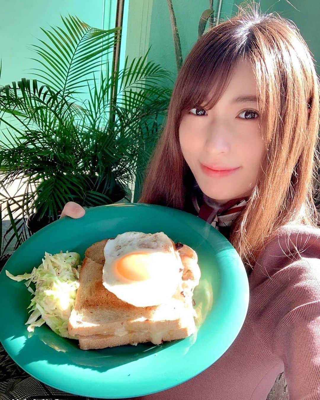 星野ナミのインスタグラム：「ホットサンドはいかがですか？🥪💕  #ホットサンド　#カフェ　#cafe #café #パン　#hotsandwich #好物　#coffee  #日曜日　#この後行った　#美術館　#東京都現代美術館  #石岡瑛子展 #良かった　#石岡瑛子 #の　#感性　#世界観　#好き　#キュンです」