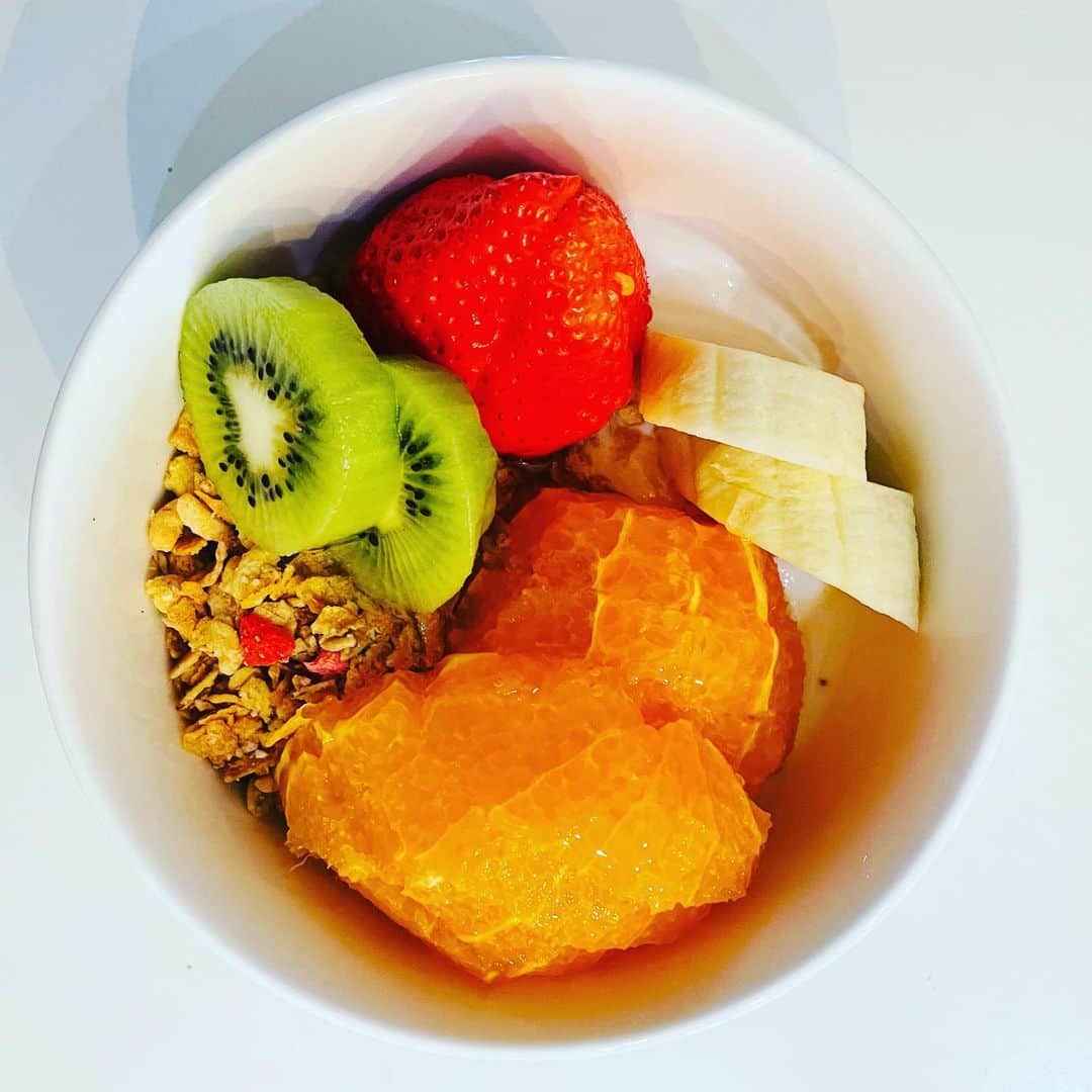 大抜卓人さんのインスタグラム写真 - (大抜卓人Instagram)「ここ2年の朝食はこれ。 明日からもずーっと。 いちごがようやく安くなった！ #朝食  #いちご #オレンジ #キウイ  #バナナ  #ヨーグルト #シリアル #蜂蜜」1月31日 20時48分 - takutoonuki