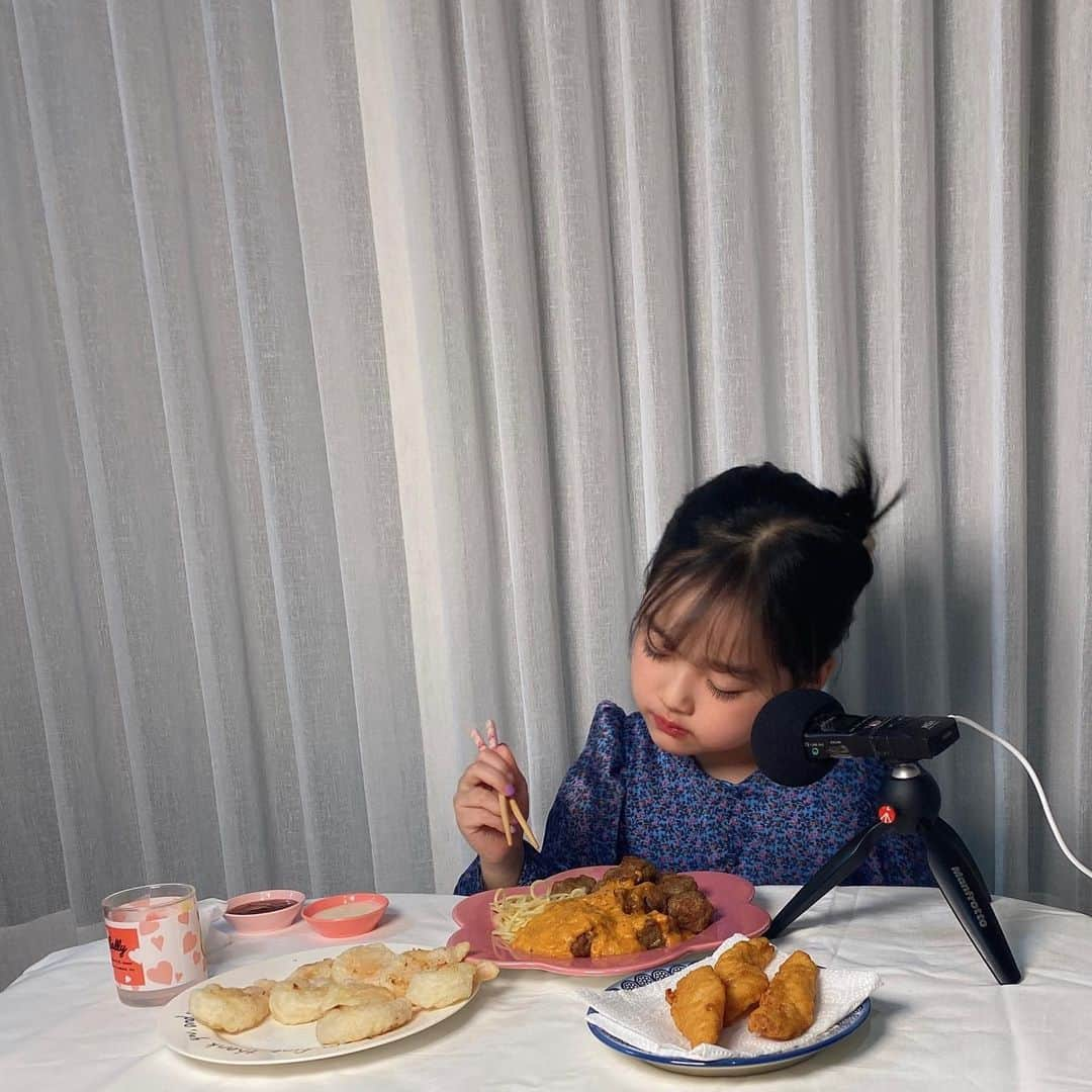 クォン・ユリさんのインスタグラム写真 - (クォン・ユリInstagram)「#광고 율타리 여러분 안녕하세요 율맘이에요🧚🏻 이전에 소상공인과 함께 하는 #소율함 프로젝트 글 보셨나요? 정말 많은 소상공인 분들께서 신청을 해주셨는데요 한분 한분께 개별적으로 감사 인사를 드리지 못해 죄송한 마음이 큽니다 너그러히 양해를 부탁드리며 신청해주신 소상공인 여러분들께 정말 감사 인사를 드립니다!   최대한 공정하게 선정하기 위해서 여러 사람들과 함께 테스트를 해보았고 직접 먹어보고 결정을 했습니다!  첫번째 소율함으로 선정된 곳은 바로 #페이블마켓 입니다. 남녀노소 어른아이할 것 없이 함께 즐길 수 있는 맛으로 혼족을 위해 간편한 조리 방식인 냉동식품입니다🤍  에어프라이어에 간단히 조리해서 먹을 수 있어 누구나 간식으로 먹기에도 정말 좋고 어른들은 술안주로 딱인 메뉴들로 준비해보았어요. 1.칠리새우 2.크림새우 3.로제미트볼 4.치킨텐더  많은 메뉴 중 가장 인기가 좋은 4가지 품목으로 💡내일 오전 11시부터 딱! 3일간만 구매 가능합니다! 💡놓치지 않도록 스토리에 오픈 알림설정 해주세요(ღ'ᴗ'ღ) *생산 수량이 적다보니 일부 품목은 빠르게 품절이 될 수 있다는 점 양해 부탁드릴게요.  이런 프로젝트는 처음이라 미숙할지 모르겠지만 신청해주신 소상공인 분들을 생각하며 책임감 가지고 마무리까지 열심히 해보도록 할게요! 그럼 내일 am11시에 만나요🤍 * 판매 수익의 일부는 코로나 대응단체에 기부될 예정입니다.」1月31日 20時40分 - 1004yul_i