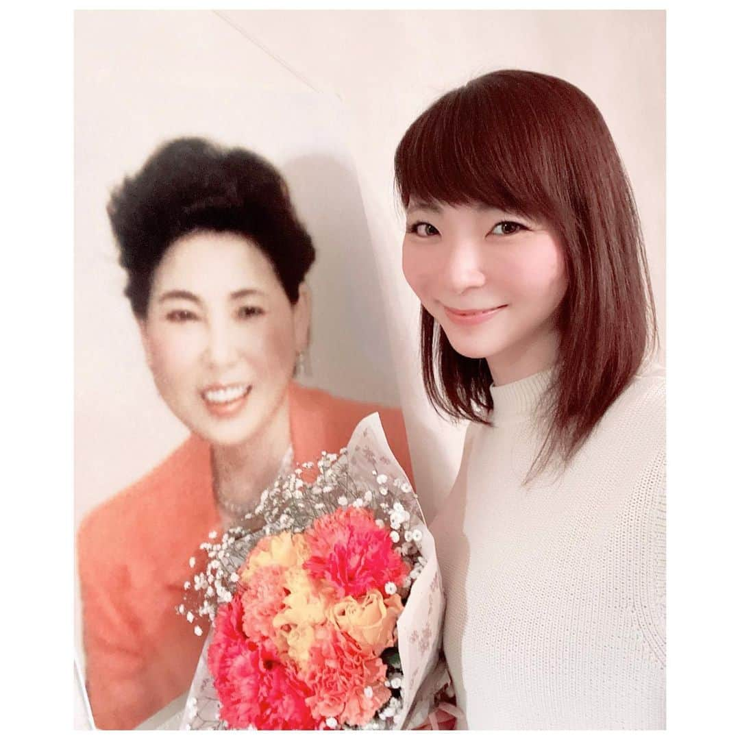 扇けいさんのインスタグラム写真 - (扇けいInstagram)「そして今日は愛するママの命日でした！ ママに会いたい気持ちはずっと消えないけれど、大好きな人たちをどうしようもないくらい抱き締めながら言葉にならないくらい大切に想われながら毎日Happyに生きてくだけやなと🤤✌️ 相変わらず私の夢には出て来てくれないけど、それだけ安心してるってことよね？ママ笑 ＊ ＊ ＊ #엄마사랑해요 #엄마의기일 #母の命日 #6年 #あっという間」1月31日 20時41分 - kei.ohgi