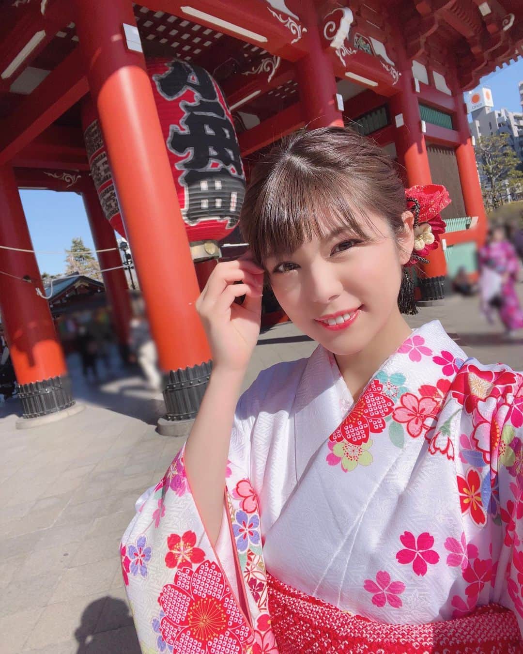 熊林保奈美のインスタグラム：「* . 今年も振袖着れた☺️ 今年は白🤍 . . * #レースクイーン #RQ #モデル #撮影会モデル #ポートレートモデル #サロンモデル #smooth撮影会 #熊林保奈美 #道産子 #Japanesegirl #paddokgirls #pitgirl #instalike #selfie #selca #振袖 #浅草」