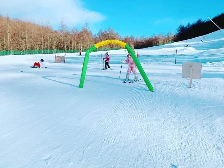 Qoo Bee Littleのインスタグラム：「⛄️軽井沢⛄️⑤ 汐ちゃんはじめてのスキー🎿 今度、家族とスキー旅行にいくのでそのために練習させておこうと思って！（そんな訳で土曜日に娘と私 2人で日帰り弾丸旅行🚅でした） 私も一応…一応…滑れると思うけど久しぶりすぎて自信ないし教えることはできないから教室に申し込んでみました。 でもなかなか上手ね🤣 今度は私も久しぶりスキーしてみよっ！ （かなり自信ない😅）  #軽井沢 #軽井沢スノーパーク #プレジデントリゾート軽井沢 #はじめてのスキー #キッズスキー」