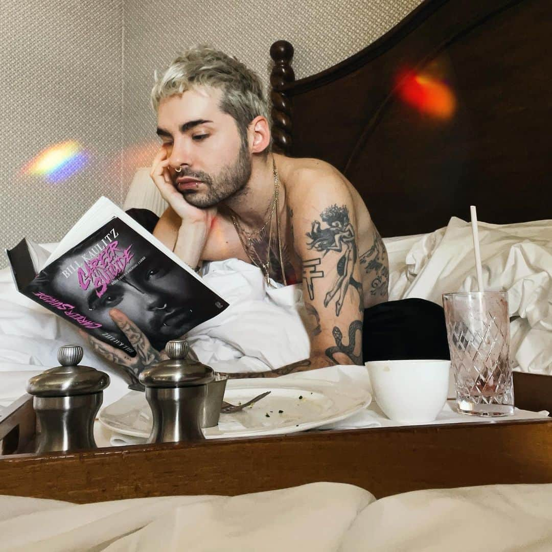 ビル・カウリッツさんのインスタグラム写真 - (ビル・カウリッツInstagram)「Sunday in bed! Slept in, had coffee and thinking bout tomorrow when my book is coming out! I know some of you already read it but this Monday is a big day for me❣️ Feeling all the feels #careersuicide」1月31日 20時45分 - billkaulitz