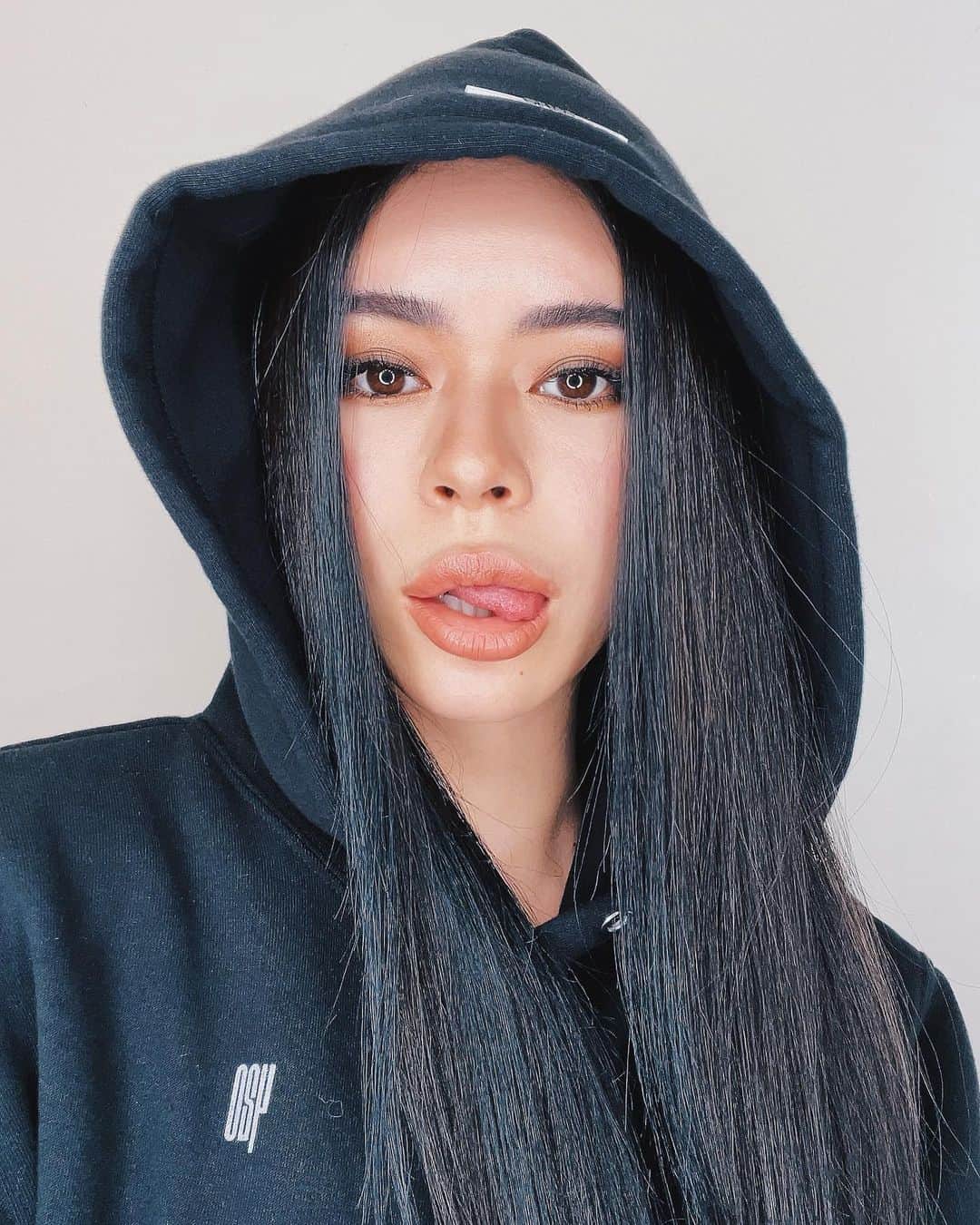 藤川ありすのインスタグラム：「__ ろん毛ブルーブラックにマツエクバサバサ あとはカラコンだけ良いのあればなあ。 最近自分らしいメイクがわからなくて迷い中。  👀 @beaute_daikanyama    @beaute_eri   💇🏻‍♀️ @d_arai_honey   #ロン毛」