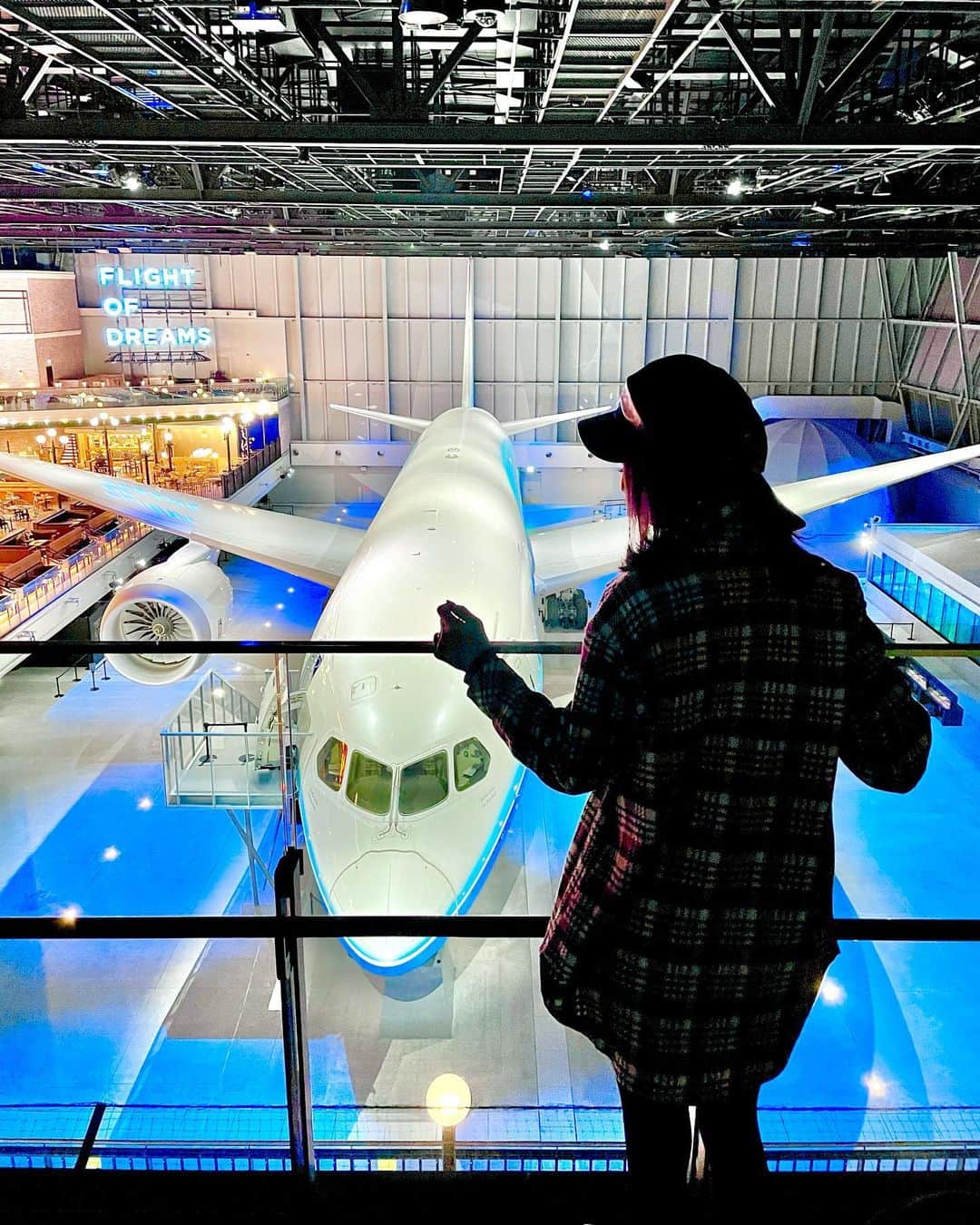 彩耶さんのインスタグラム写真 - (彩耶Instagram)「⭐︎⭐︎⭐︎ 先日の名古屋の続き〜 ・ ・ 𝘾𝙚𝙣𝙩𝙧𝙖𝙞𝙧 𝘼𝙞𝙧𝙥𝙤𝙧𝙩 🛫 セントレア空港 ・ ・ " ボーイング787 " の初号機が間近で見れる 𝐹𝐿𝐼𝐺𝐻𝑇 𝑂𝐹 𝐷𝑅𝐸𝐴𝑀𝑆 に行ってきました💙 ・ ・ お写真𝕤𝕨𝕚𝕡𝕖⇨⇨してね♡ ・ ・ とにかく機体がおっきかった〜🙈💕 動画観てもらったらわかるよね✈️ ・ プロジェクションマッピング、とっても綺麗でした✨✨ コックピットにも入れたり… 自分で作った紙ひこうきを飛ばしたり… いろいろハプニングもあって、とっても楽しかったです🤣笑💕 ・ ・ 飛行機に乗った気分にもなれるし 大人も子供も楽しめそうですよ♡ ・ ・ ・ ・ #名古屋 #セントレア #中部国際空港 #セントレア空港 #空港 #airport #flightofdreams #フォーポイントバイシェラトン #ホテル #hotel #名古屋ホテル  #名古屋グルメ #名古屋カフェ #名古屋グルメ #旅行好き #飛行機好き #飛行機 #ボーイング787 #モデル #model #ウォーキング講師 #神戸 #kobe #インフルエンサー」1月31日 20時46分 - 3aya11