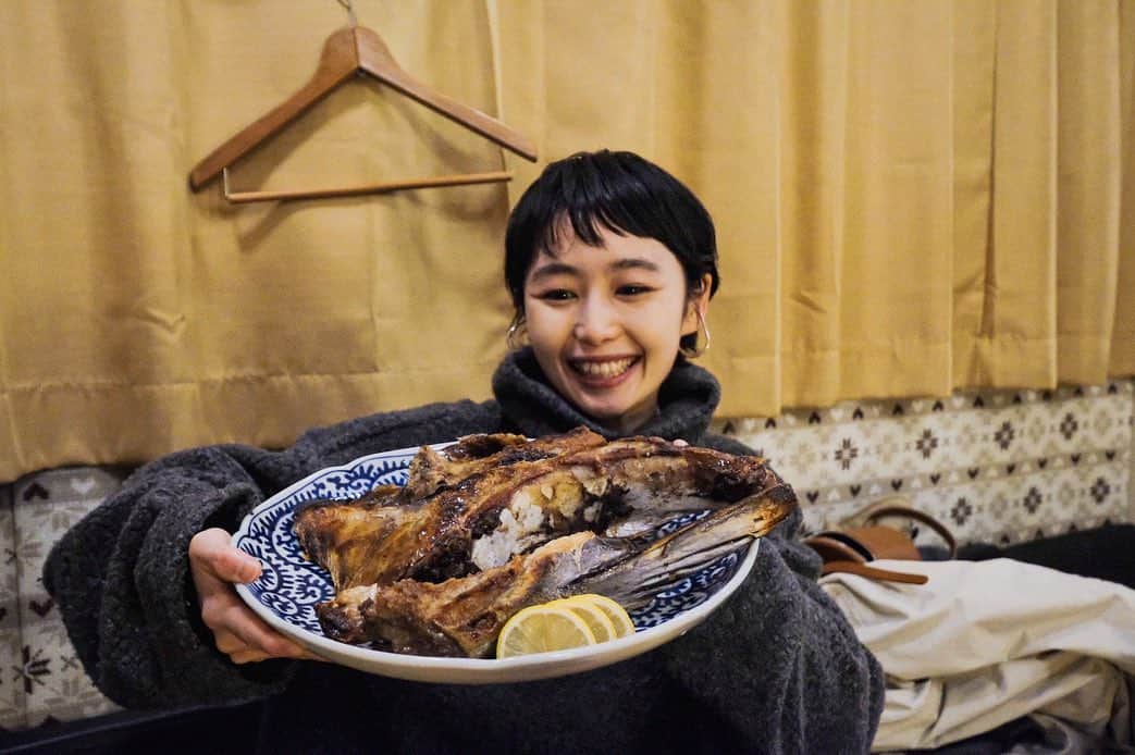 水戸悠夏子のインスタグラム：「先日のちくら。本まぐろカマの塩焼き！（500円！私の嬉しそうな顔よ…）と、いつも私を優しく包み込んでくれるまぐろ水餃子。 マスター @keisuzuki.chikuraがいつも美味しそうな写真を載せるので 、帰り道につい寄ってしまいます…。」