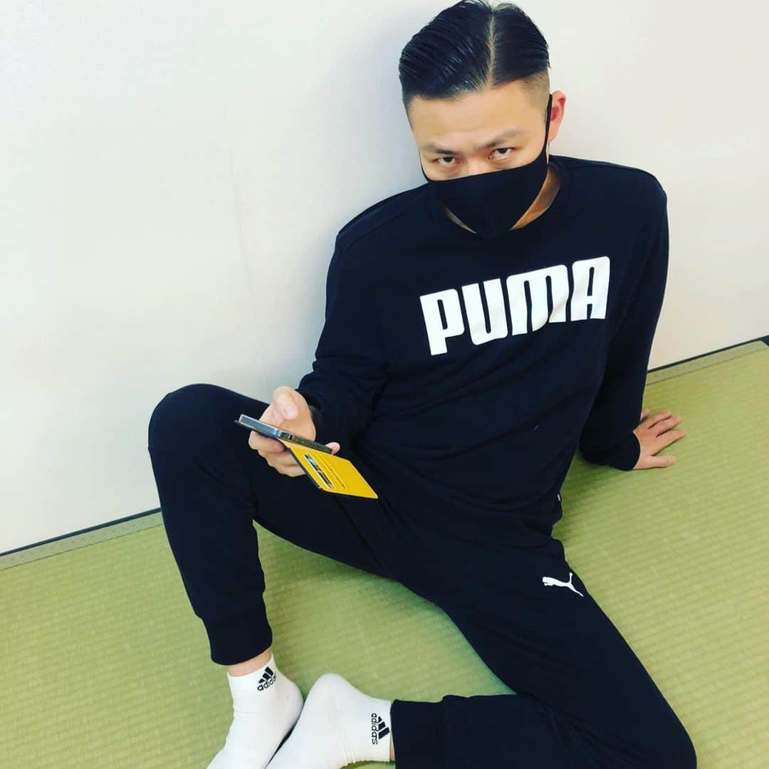 奥田修二さんのインスタグラム写真 - (奥田修二Instagram)「上下PUMAで靴下adidasやからって見てんじゃねえよ！？  #学天即  #PUMA #adidas #強がってるだけ #気づいた時顔真っ赤」1月31日 20時50分 - gakutensoku_okuda_official