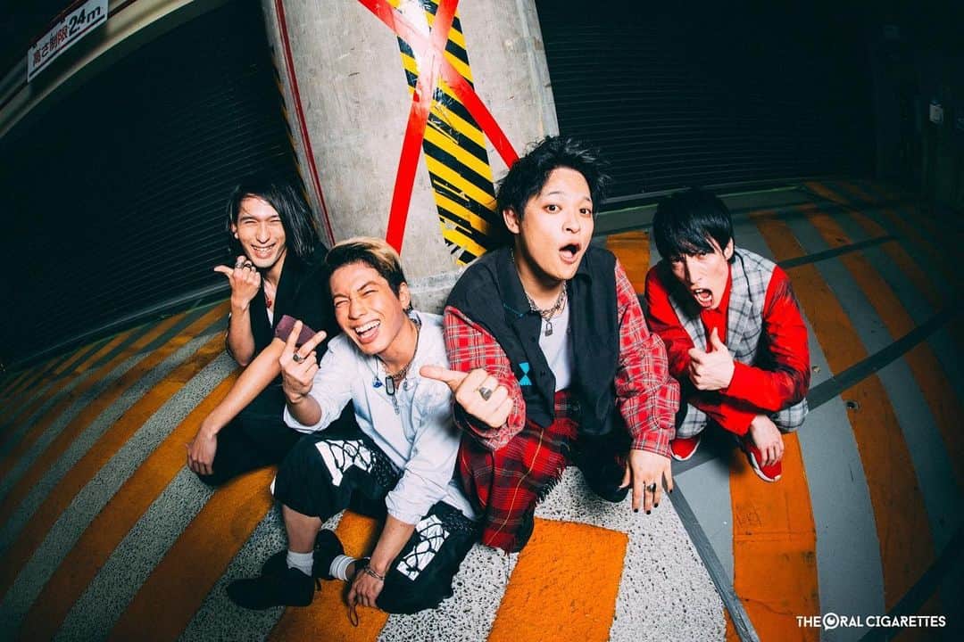 あきらかにあきらのインスタグラム：「ONAKAMA ARENA TOUR 2日目　大阪 大阪城ホール しっかり地元に甘えさせてもらいました！ ええ夜すぎる。音楽は鳴り続ける。 #04limitedsazabys  #blueencount  #theoralcigarettes」