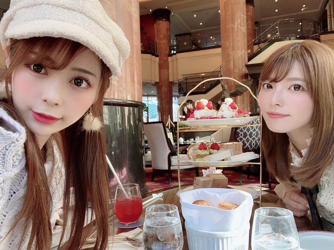 佳苗るかのインスタグラム：「あいちんと行ったいちごの可愛いアフタヌーンティーだよ😊❤️いちごの季節だね🍓💗  #アフタヌーンティー #いちご #いちごスイーツ #いちご🍓 #ウェスティンホテル東京 #女子会」