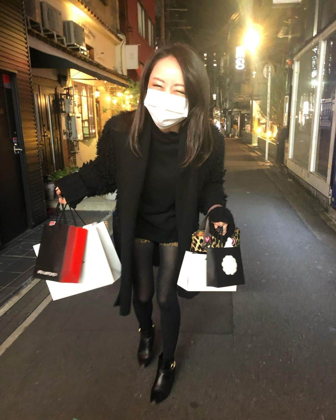 瑛蓮さんのインスタグラム写真 - (瑛蓮Instagram)「じゃんけんで負けたので、妹の荷物を全部持ってます。  #じゃん負け #妹」1月31日 20時53分 - elen_official_422