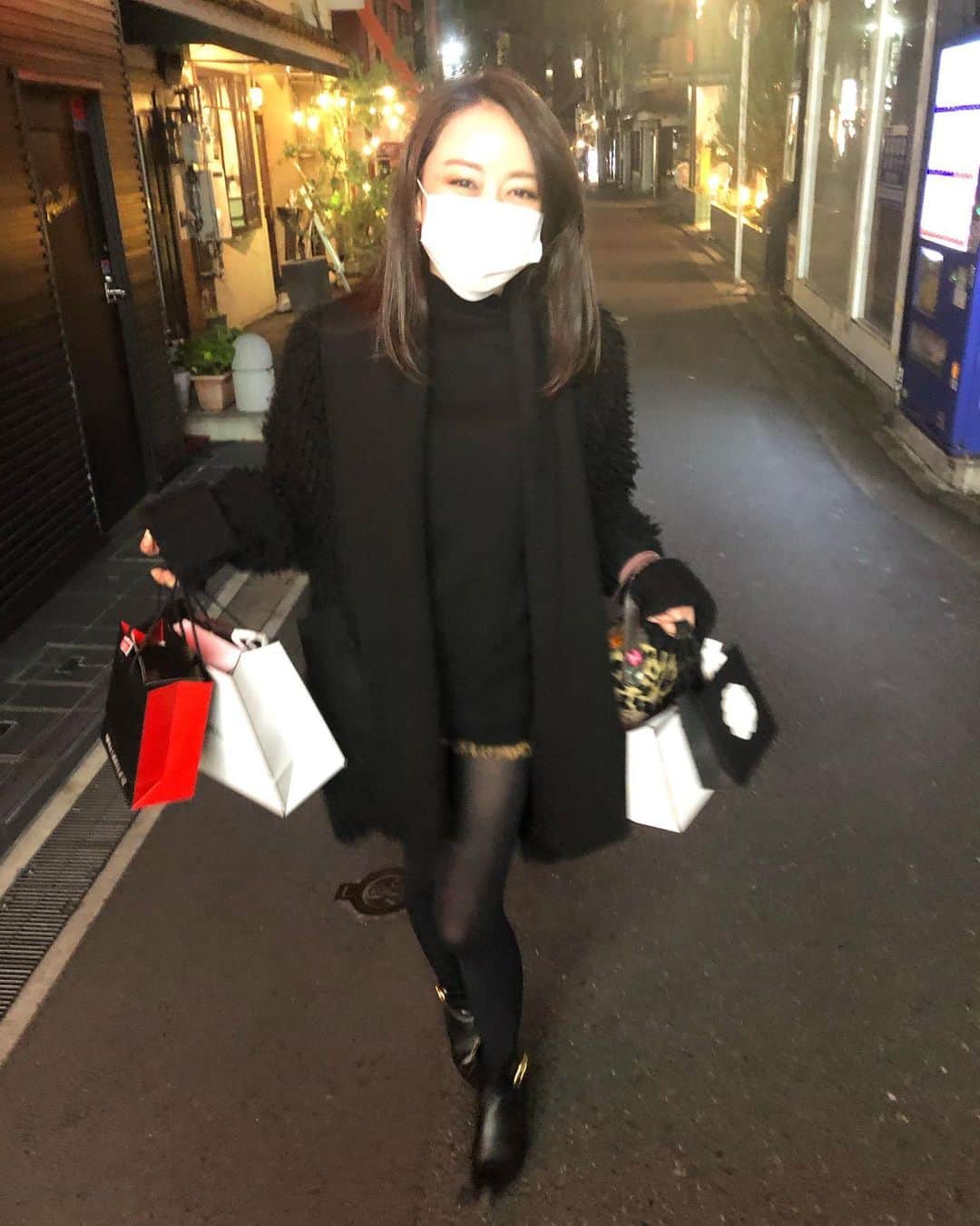 瑛蓮のインスタグラム：「じゃんけんで負けたので、妹の荷物を全部持ってます。  #じゃん負け #妹」