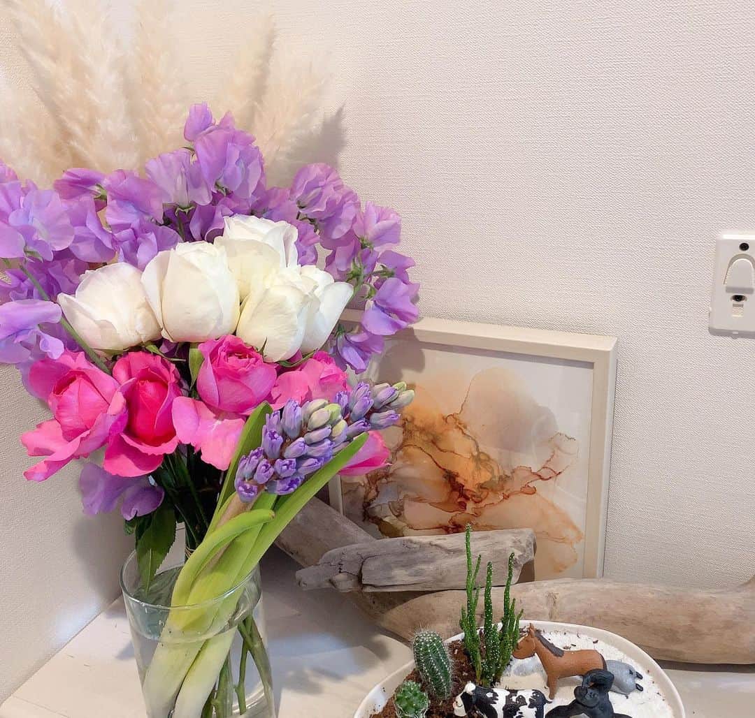 悠衣さんのインスタグラム写真 - (悠衣Instagram)「💐 中目黒にある　@matilda_nakameguro さんでお花を頼みました🌼 ・ 毎週マチルダさんセレクトでお花が変わるのですが、今回は可愛らしい色合いのお花が届きました💓 ・ ・ 金曜に仕入れたお花を その日の内に発送してくださるので 新鮮で箱を開けた瞬間いい香り🌼 ・ お花の説明書もついていました✨ ・ なんと店頭で買うよりお得なのですよ✨ 家にお花があるだけで華やかになって嬉しい🥰」1月31日 20時53分 - yu1_1987