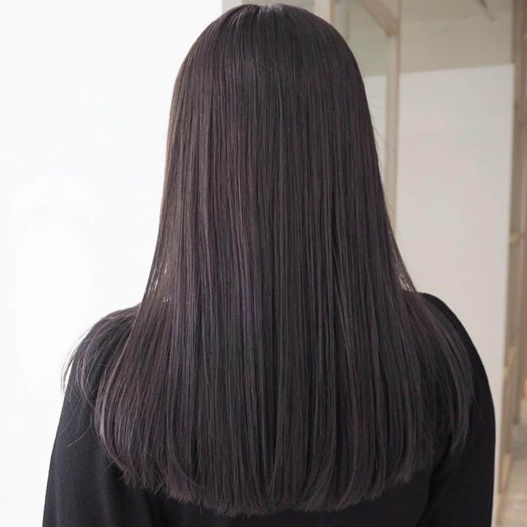 中西結梨花のインスタグラム：「暗めでも透明感たっぷりなラベンダーグレー😈太陽に当たるとラベンダーが透け透け💜 切りっぱなしカットも💯 . カット+ブリーチ+カラー ¥23800 カット+スペシャルハイライト+カラー ¥25300 . #nakanishi_color #nakanishi_hair #ブリーチカラー#ハイライトカラー#切りっぱなしヘア#透けるグレー#お洒落モテヘア#東京#東京美容室#新宿#新宿美容室」