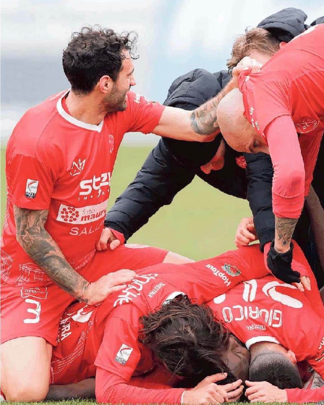 ダヴィデ・ブリーヴィオのインスタグラム：「🔴⚪️ 🤙🏻」