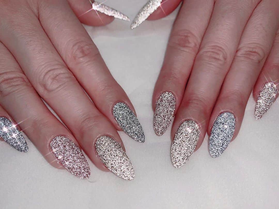 mamijinguのインスタグラム：「ONOFF @icegelnail  @icegel_japan   #jillandlovers #nail #nailart #paragel #gelneil#gel #ネイル #ネイルアート #me #look #love #かわいい」