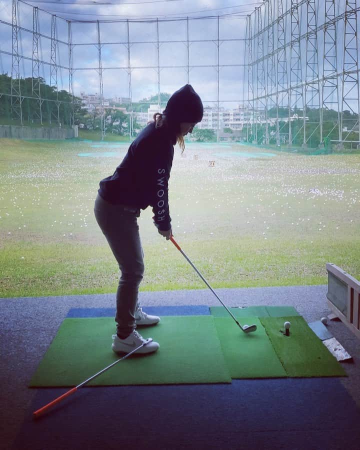 宮里美香のインスタグラム：「*** 🏌️‍♀️⛳️ Practice practice... 出来ることはコツコツと。 . 右足にクラブ置いたり、 右足だけ少しクローズにして構えたり…  久々にいい練習ができました！！ . 明日からは2月⭐️ 開幕まで1ヶ月くらいになりました。 新しいクラブも届いてるので、色々と調整していきたいと思います！ . . #golf #practice #swing #swingmovies  #bettereveryday #keepgoing  #ゴルフ #練習 #オフトレ #スイング  #スイング動画 #まだまだ  #少しずつ #頑張ります #開幕まであと少し」