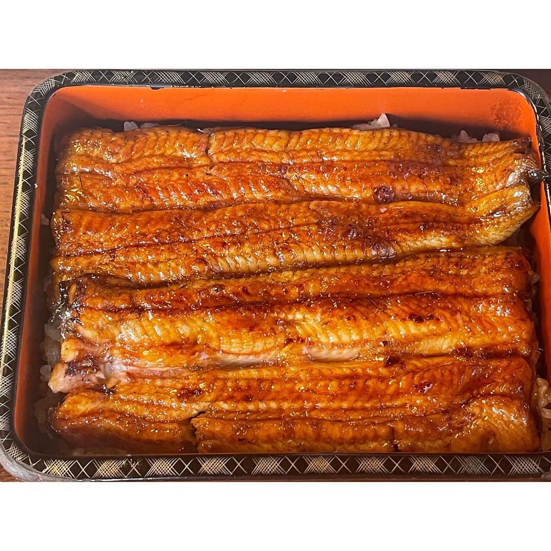 則島奈々美のインスタグラム：「南千住の尾花さん﻿ ﻿ ＊鰻重﻿ ＊焼き鳥﻿ ＊茶碗蒸し﻿ ＊う巻き﻿ ＊白焼き﻿ ＊肝吸い﻿ ﻿ 開店前から長蛇の列！﻿ 鰻はふわとろで間違いなく美味しいけど焼き鳥が最高に美味しいーーー👏👏👏👏👏﻿  うまうま😌 ﻿ #鰻#鰻重#焼き鳥#尾花」