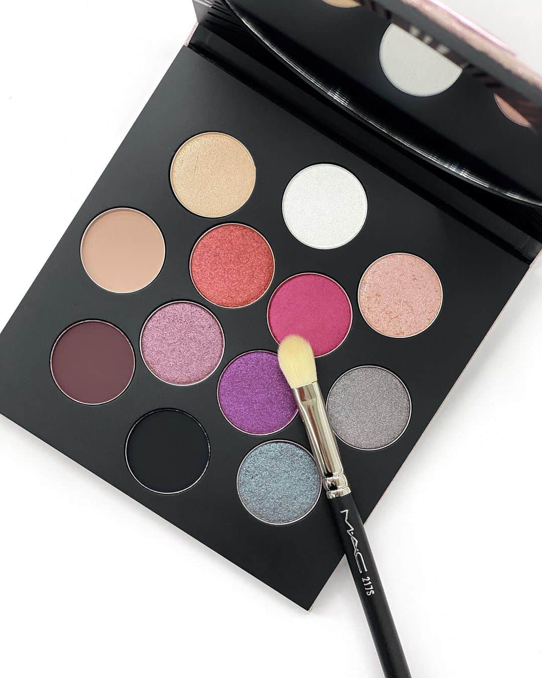 M∙A∙C Cosmetics Japanのインスタグラム：「ホリデーカラーコレクションで発売した12色アイパレットと豪華キット🌟今だけセットでM·A·Cで人気の# 217ブラシがついてきます✨ ㅤ 画像1枚目: ■ロケット トゥ フェイム アイ シャドウ X 12 パレット 税込9,900円 画像2枚目: ■カラー アウト ラウド ホリデー ボールト 税込18,700円 ※数量限定なくなり次第終了※」