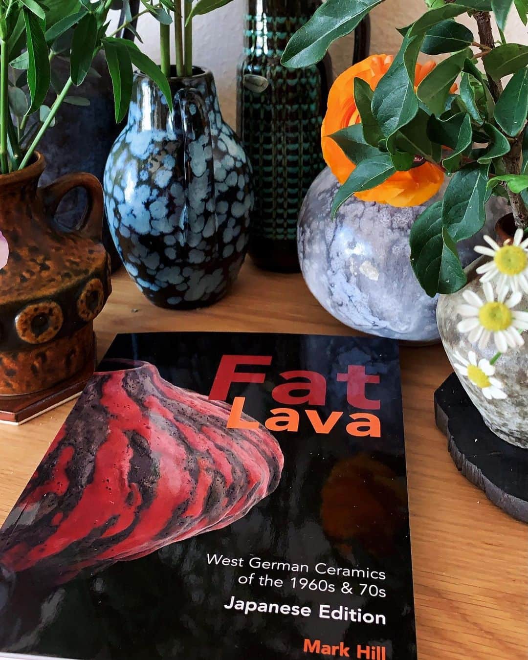 あだちなみのインスタグラム：「📚 わーい届いた。 『Fat Lava West German Ceramics of the 1960s & 70s Japanese Edition』日本語版。  @kiisworks さんで #FatLava を少しづつ集めて、世の中の知らない世界をまたひとつ教えてもらいました。  日本語版を出版すると聞いて楽しみに待っていたこの本、 純粋にFat Lavaのことをもっと知りたくて手にしたい本だけど、 作った方のお顔を知っていると、その方のことを思い浮かべながらページをめくる私がいます。 @kiis_kii   奥付けに通し番号入りも特別感♡（一冊づつスタンプを押す姿も思い浮かぶ^_^）  #fatlavabookjapaneseedition #kiisworks」