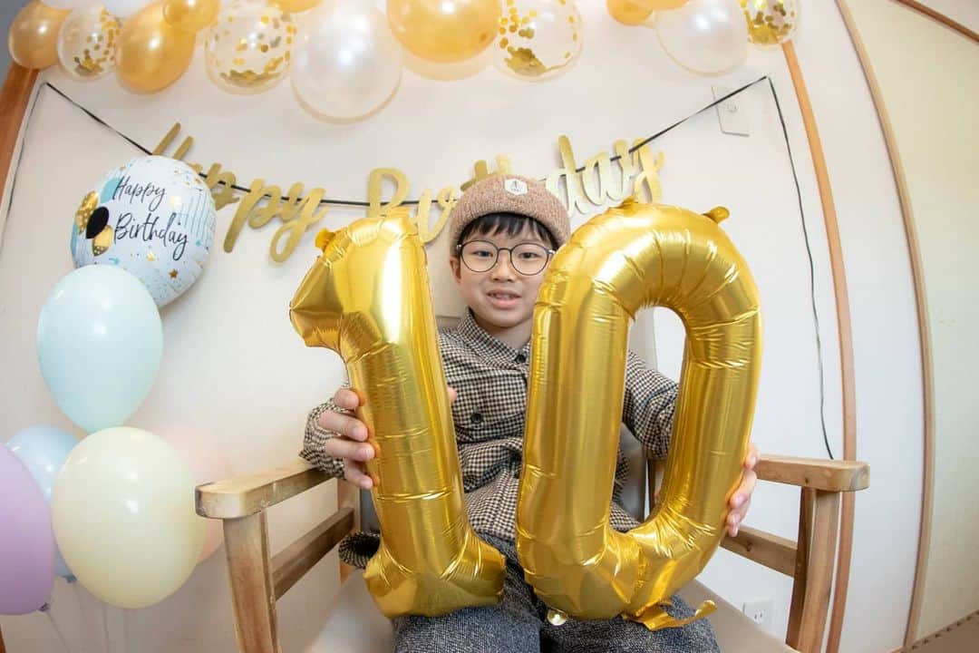 岡本圭司のインスタグラム：「Happy 10th birthday Keito! We wre happy that you are be  with us. I love you. ケイト10歳おめでとう。 君のお陰で僕達はこの10年幸せでした。 これからもただただ元気で。 #myfamily」