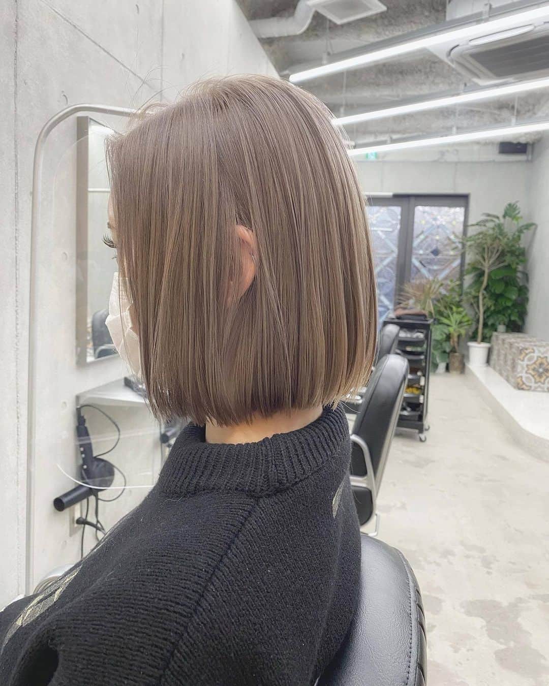のインスタグラム：「2021年 プレミアム イルミナカラーはじまります 💕   イルミナカラーに最適な、髪の負担に配慮した「イルミナ クリーム ディベロッパー TRAC1.5％」が3月に登場します。  サンプルをご利用いただいたblinkの兼井さん（@ryo_hair）からPOSTいただいたので、リポストさせていただきます 😁   ☆★☆★☆★☆★☆★☆★☆★☆★☆★☆★☆★  従来のイルミナカラーよりも ダメージを少なく ツヤや触り心地もとても 良くなる新しいカラー✌︎  ダメージを最小限に抑えられるため ハイトーンのお客様や トーンダウンのお客様におすすめです＊ 今回はミルクティーベージュに😌  発売後 メニューとして 'プレミアムケアカラー'  を追加する予定です😌  ☆★☆★☆★☆★☆★☆★☆★☆★☆★☆★☆★  髪へのダメージをさらに抑えて、一日も長くヘアカラーを楽しむためにも2剤にこだわってみませんか？？  兼井さん、POSTありがとうございます😍   #さあサロンに行こう  #プレミアムイルミナカラー #トリートメントディベロッパー  #イルミナカラー #イルミナ #コレストン #コレストンパーフェクト #コレストンパーフェクトプラス #人生に色をつけよう #ウエラ #ウエラプロフェッショナル #ウエラ愛 #ウエラファミリー #ウエラヘア #ウエラ教育 #ヘアスタイリング #ヘアケア #ヘアカラー #カラーモーション #4ウィークプログラム #つづく発色 #美容師 #トレンドビジョン #TRENDVISION #SYSTEM」
