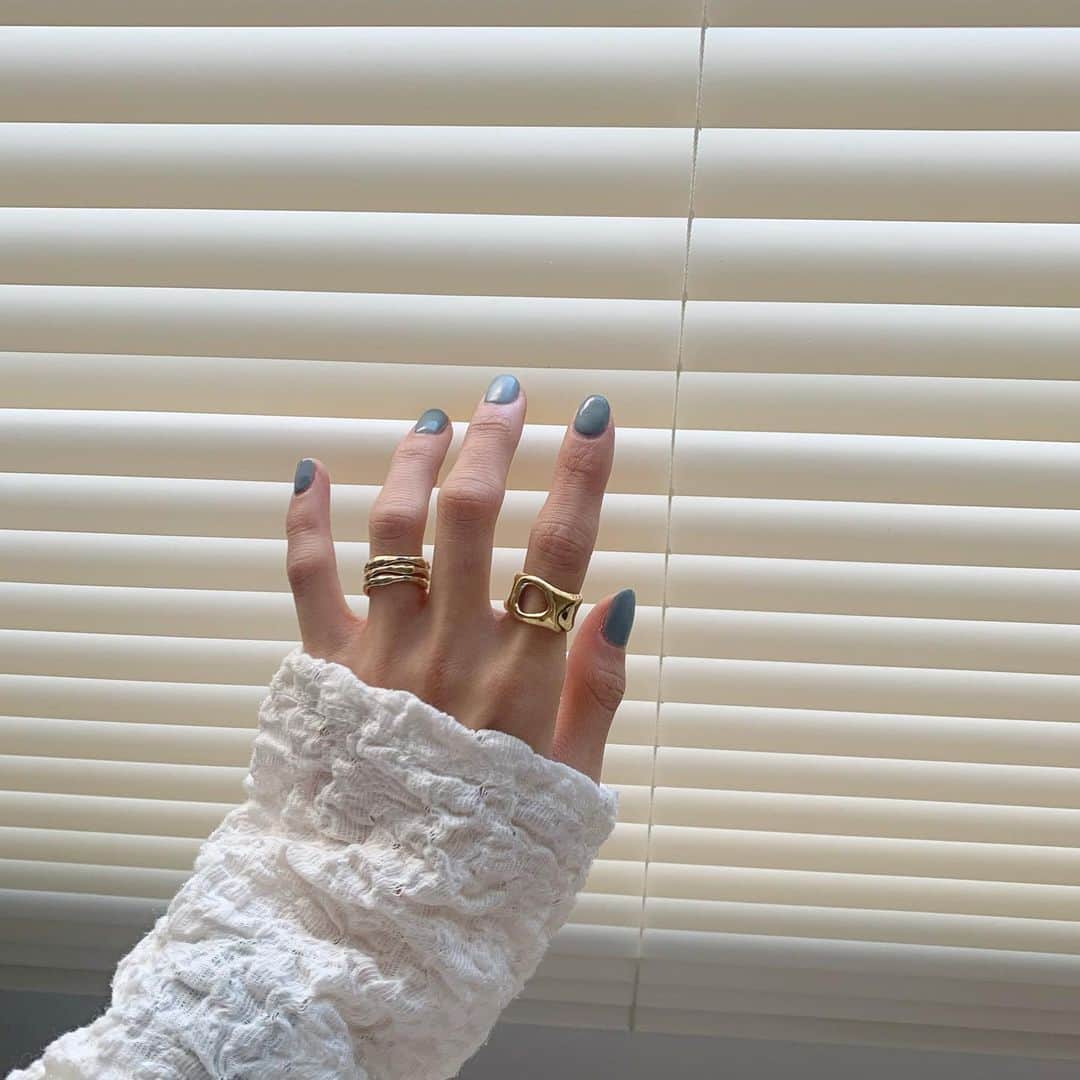 佐藤里緒菜のインスタグラム：「_ ワイドなゴールドリング ずっと欲しかった🦋 @gagan.jewelry ♡」