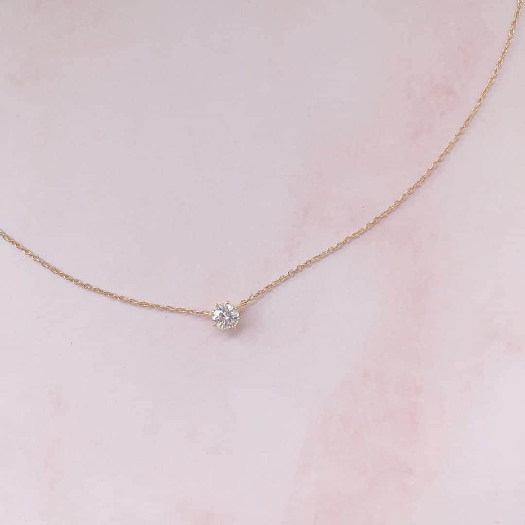 アーカーさんのインスタグラム写真 - (アーカーInstagram)「. 一粒ダイヤの美しさを最大限際立たせた、シンプルで繊細なソルティアラウンドネックレス✨ 時代や年代を問わず永い時間愛用できるデザインです💕 . #AHKAH #jewelry #necklace #present #アーカー #ジュエリー #ネックレス #プレゼント」1月31日 21時00分 - ahkah_official