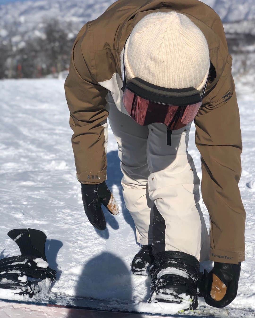 BillabongWomensJapanのインスタグラム：「信頼できるウェアーを身につけて❄️ #BillabongAdventureDivision @ayumi_kitahara」