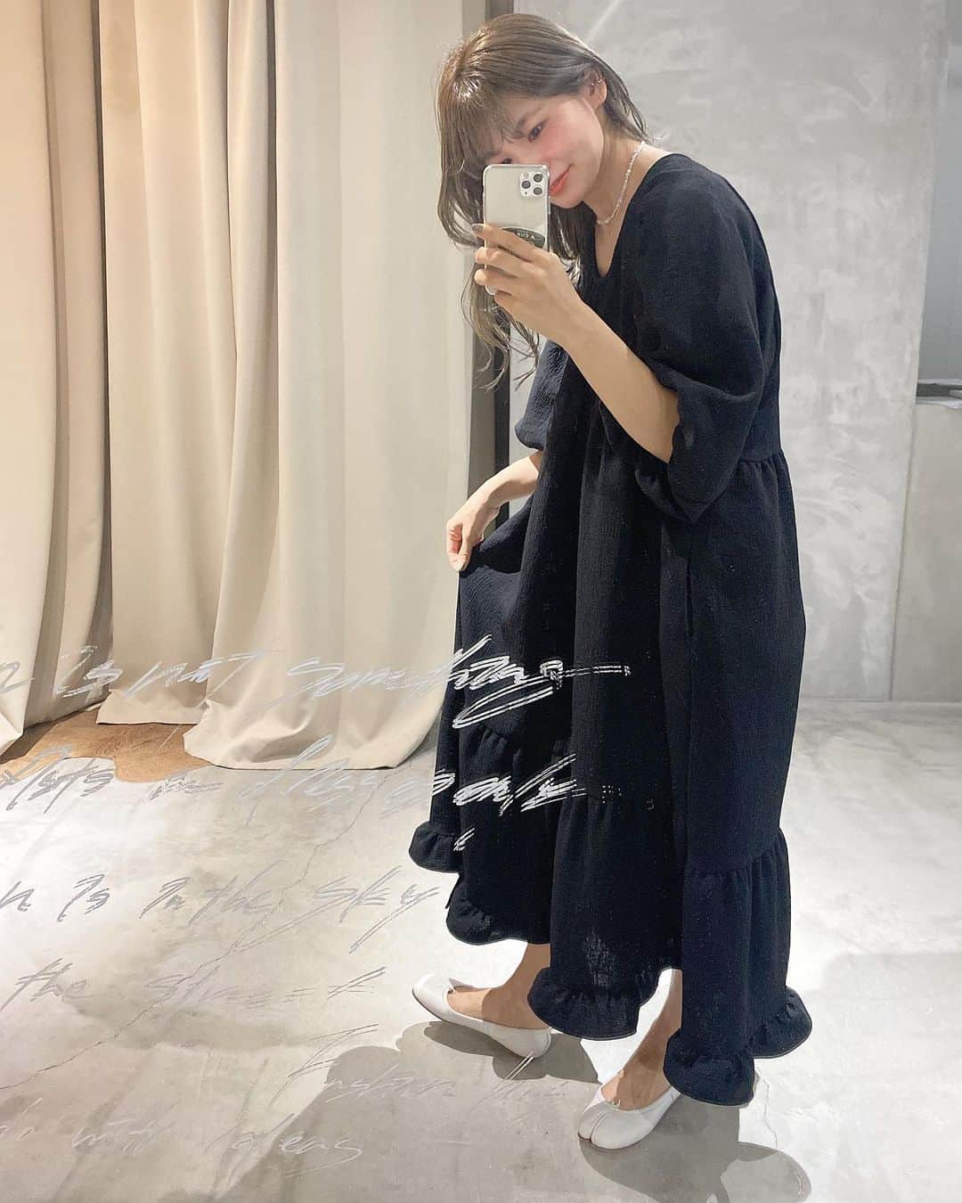 松田 美奈子のインスタグラム：「shinzoneFAIR2日目もご来店ありがとうございます👗  インスタライブも残してるのでMERCIアカウントでぜひ見てください♡ @minacoro_  @chiakky1105  @merci__jp  . 今年初のshinzone fair 2/1 mon.まで 路面店 web shop同時開催中🌿 特典もご用意してます💕」