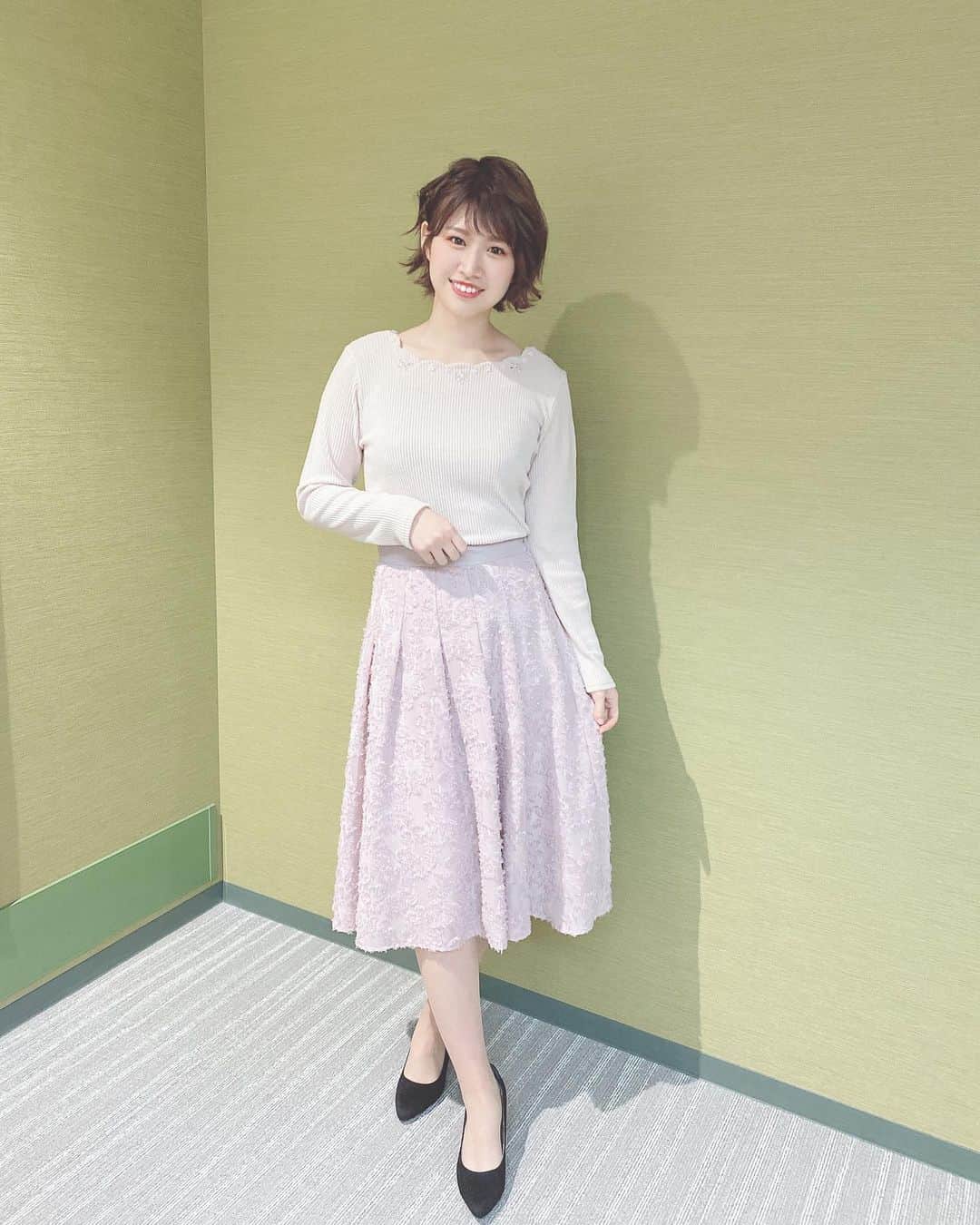 佐藤朱のインスタグラム：「お洋服、そろそろ春要素がチラついてきたかな🌸👀！？ #サタデーウォッチン #衣装」