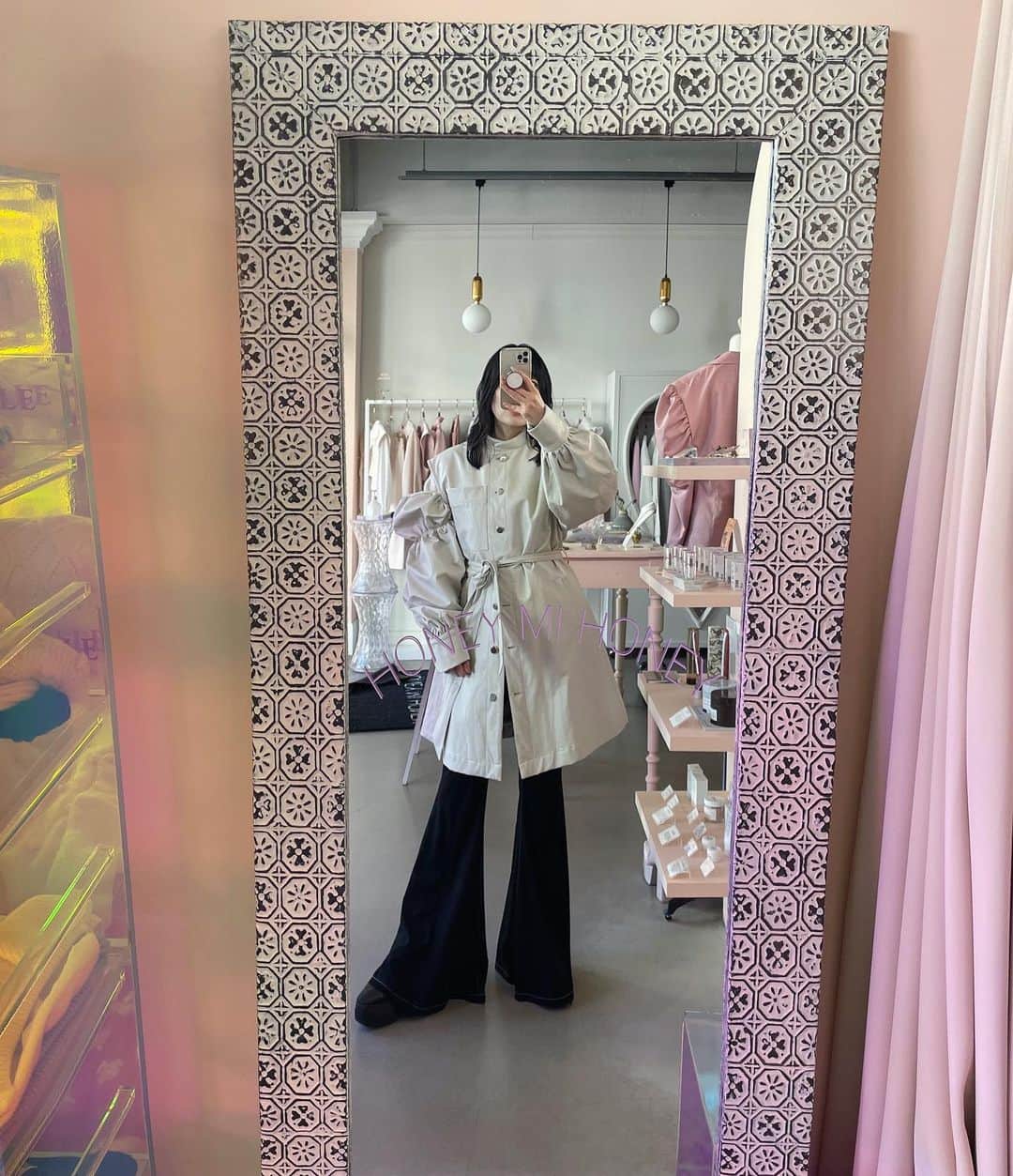 簑島三佳のインスタグラム：「春のコートはグレージュにした♡  肩のカットオフデザインがポイント  この色は東京店分完売したよ🙏  @honeymihoney_official  #HONEYMIHONEY」