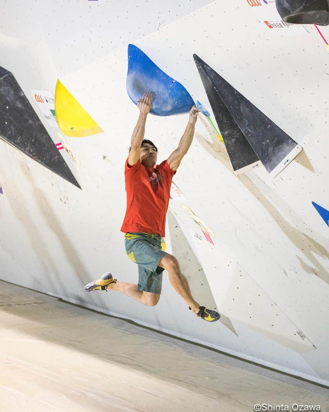 渡部桂太さんのインスタグラム写真 - (渡部桂太Instagram)「第16回ボルダリングジャパンカップ🧗‍♂️ 準決勝での挽回も足りず"9位"となりました。 結果的は一歩届かずと言ったところでしたが、内容的には足りてない要素が浮き彫りとなりました。 1ヶ月後のリードジャパンカップに向け、今週からリードトレーニングを頑張りつつ、2021年ワールドカップが開催された際に最高のパフォーマンスが発揮できるよう、今回学んだ事を活かして練習に励みます💪💪💪 余談ですが、昨今のスポーツクライミングは男女ともに低年齢化が進み。 93年生まれの僕ですら、最年長から4人目という時代です笑 まだまだ第一線を退くつもりはありませんので、引き続き応援よろしくお願いします！😜 快先輩 @fujii_kokoro &秋彩ちゃん  優勝おめでとうございます㊗️🎉 photo by @shintaozawa  @lasportivajp  @tokyopowder  #住友電装  #bjc2021 #bouldering #bouldering_pictures_of_instagram  #sportsclimbing  #スポーツクライミング  #ボルダリング」1月31日 21時09分 - keita_watabe