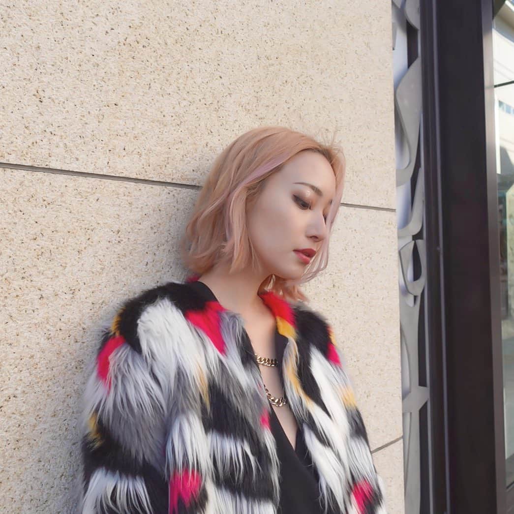 藤本奈月のインスタグラム：「#model  と　#二児ママ この世界線を生きる自分は両立ちゃんと出来てる気がしないけど 多分、他の世界線の私は、上手いことやってのけてると思う。 奈月的には別の世界線に居る私が無数にいると思ってます← いきなり何の話し とりあえず、やった、やってる、やってない、やろうと思ってる、やらない。 どのチョイスをしても、結局私が選んだ事だから、それでいいのだ。 何の話し。 自分を否定しないって話し。 #哲学　の様で　#哲学っぽいことを言ってる　様で　別に　たわいもない事。 何の話し。」