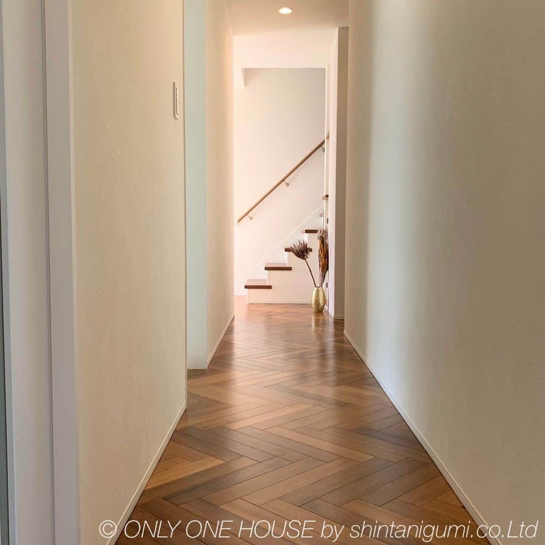 ONLY ONE HOUSE 株式会社 新谷組のインスタグラム：「* #施工事例  高級感とデザイン性を兼ね備えた ヘリンボーンの床  装飾のないシンプルな空間に インパクトのあるヘリンボーン床が とっても映えます💫  more phots▶︎ @shintanigumi.co.ltd   インスタ毎日更新中🌐 いいね！&フォローよろしくお願いします🌿  --------------------------------------  新谷組は土地探しから 設計施工管理の全てを 弊社で担う事ができます！  大工工務店だからこそ出来る 枠にとらわれない自由な発想で お客様のお家づくりを 全力でサポートいたします💪🏻  お気軽にご相談ください☻  #ONLY_ONE_HOUSE by shintanigumi.co.Ltd  ✭ 本社𝕋𝔼𝕃  0770-78-1255 ✭ 事務所𝕋𝔼𝕃  0770-59-2552 ✭  𝔼 𝕞𝕒𝕚𝕝  shintanigumi@outlook.jp ✭ 新谷組𝙷𝙿 http://www.shintanigumi.jp  --------------------------------------  #新谷組 #オンリーワンハウス #おおい町 #舞鶴市 #高浜町 #小浜市 #敦賀市 #若狭町 #美浜町 #新築 #一戸建て #外構工事 #改修工事 #シンプルライフ #マイホーム #注文住宅 #デザイン住宅 #自由設計 #工務店 #金属サイディング #家事楽動線 #家づくり #モデルハウス #ヘリンボーン床」