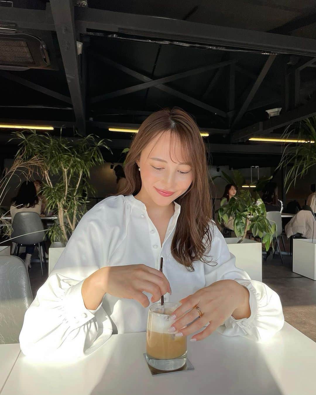 のインスタグラム：「. 冬服に飽きてきたので 少しずつ春を取り入れてる🌷🤍  くるみボタンとボリュームのあるお袖がかわいい 春に1枚で着たいブラウス🩰 この日はサテンスカート合わせだけど デニムに合わせても絶対かわいい👖♡  #SOUAIRE #2021SS #ボリュームスリーブスタンドシャツ」