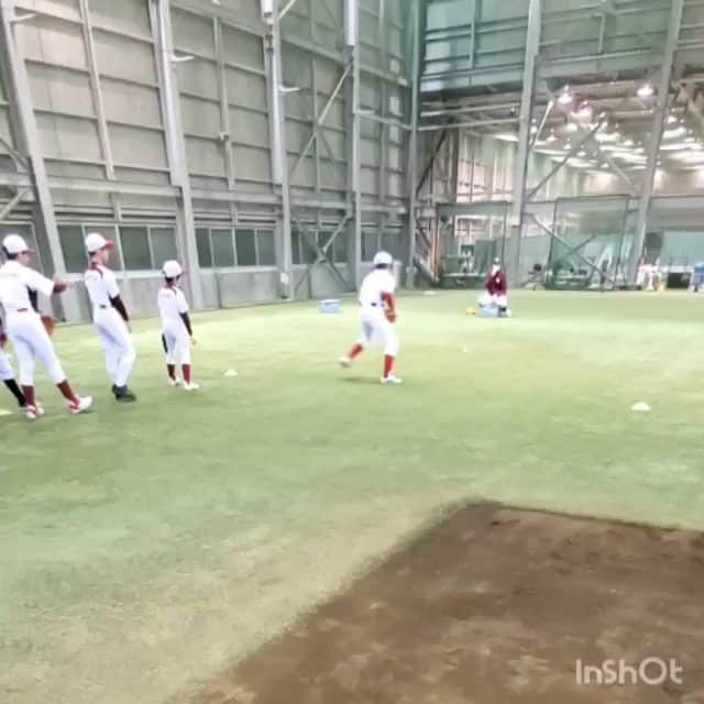 のインスタグラム：「今日の日曜5年生6年生クラスではゴロ練習、フライ練習、試合形式守備練習を行いました🎵  動画はゴロ練習の中の足を速く動かす練習メニューです😄  みんなボールを股の下を通過させるために機敏に頑張りました😄 #楽天イーグルスアカデミー #楽天イーグルス #rakuteneagles」