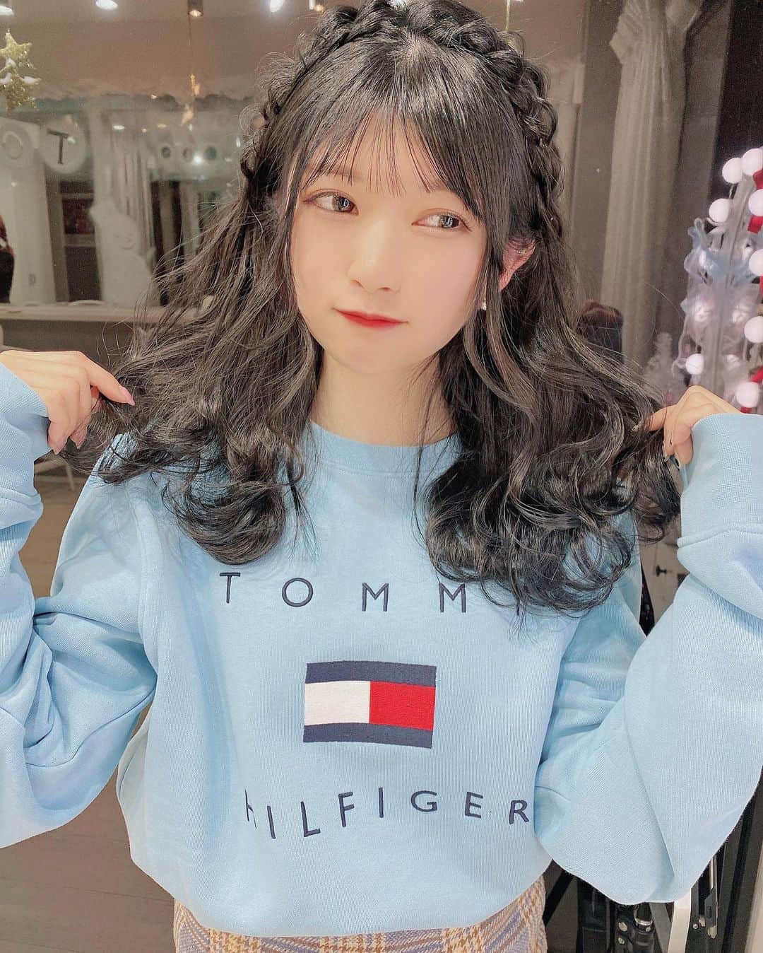 西萌葉のインスタグラム：「ちょっと経っちゃったけど 髪の毛青くしたときの💙 アレンジも げんげん @tofu.gengen さん！✨ ㅤㅤㅤ TikTokでめちゃ質問くるんだけど このトレーナーお気に入り🦋 ㅤㅤㅤ #tofu #げんげんすたいる #ヘアアレンジ #tommyhilfiger #もぱこーで」