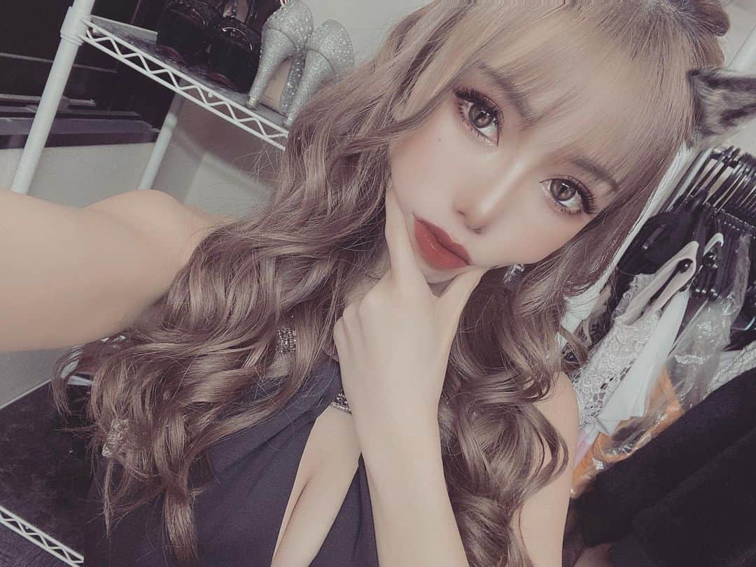あゆかのインスタグラム：「🐈‍⬛🐈‍⬛🐈‍⬛🐈‍⬛🐈‍⬛🐈‍⬛✨ 猫より犬派🐩 いっぬもう一匹欲しい  .  .  .  .  #千葉キャバクラ#千葉富士見キャバ嬢#千葉富士見町キャバ嬢#千葉富士見キャバクラ#arドレス#ジュエルズドレス#オンラインキャバクラ#ファッション好きな人と繋がりたい#ヘアメイク#お家スタイル#息してる？#followｍe4 #follow4like#followtrain」