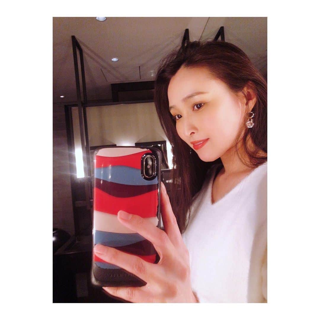森田真以のインスタグラム：「🪞 化粧ポーチをどこかに置いてきちゃって ここ数日は家にある化粧品でなんとかメイク🥲 . 髪の毛伸びたなぁ〜💇🏻‍♀️ 毎度切るタイミングを見失ってる🥱 . 今日で1月も終わり！ あっという間の1ヶ月でした🏃‍♀️ 大変な時期だけど、 2月も走り抜けるぞぉ✨ . . . #黒髪 #ロングヘアー #冬 #東京 #ファッション #ファッション好きな人と繋がりたい #白コーデ #ポートレート #winter #white #fashion #fashiongram #tokyo #model #selfie #salonmodel #beauty #january #hairstyle #coordinate #ootd」