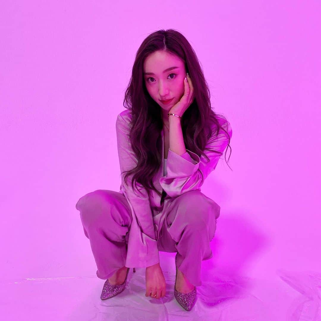 のインスタグラム：「本日も幸せな一日を有難うございました🛼💕 あぁぁぁ楽しかった~💕感謝の毎日🙏🏻🥂 @usennext_imoon   2016年にLAでFabulousみんなから貰ったJimmy chooのヒール、いつになっても宝物だよ👠  📷 @sumika_fabuloussisters 👯‍♀️💕 #imoon #dleague #thinkpink #pinkpink #fabulous」
