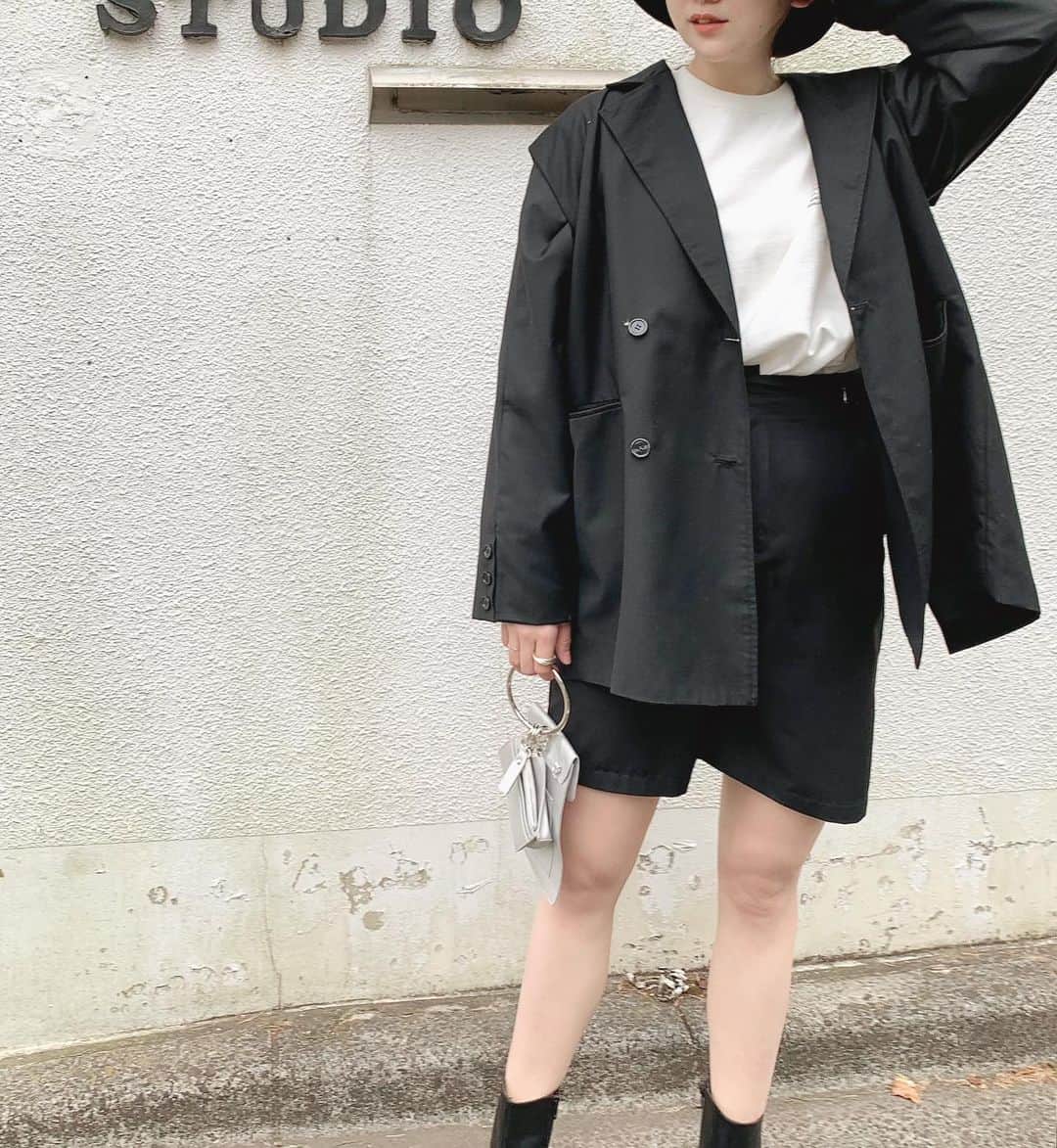 mina hinokuchiのインスタグラム：「. 辛めのコーデに👒👒 まだまだブラックが気分です♪  #whoswhochico #salonbychico #フーズフーチコ　#バケットハット #セットアップ　#セットアップは2月末入荷です」