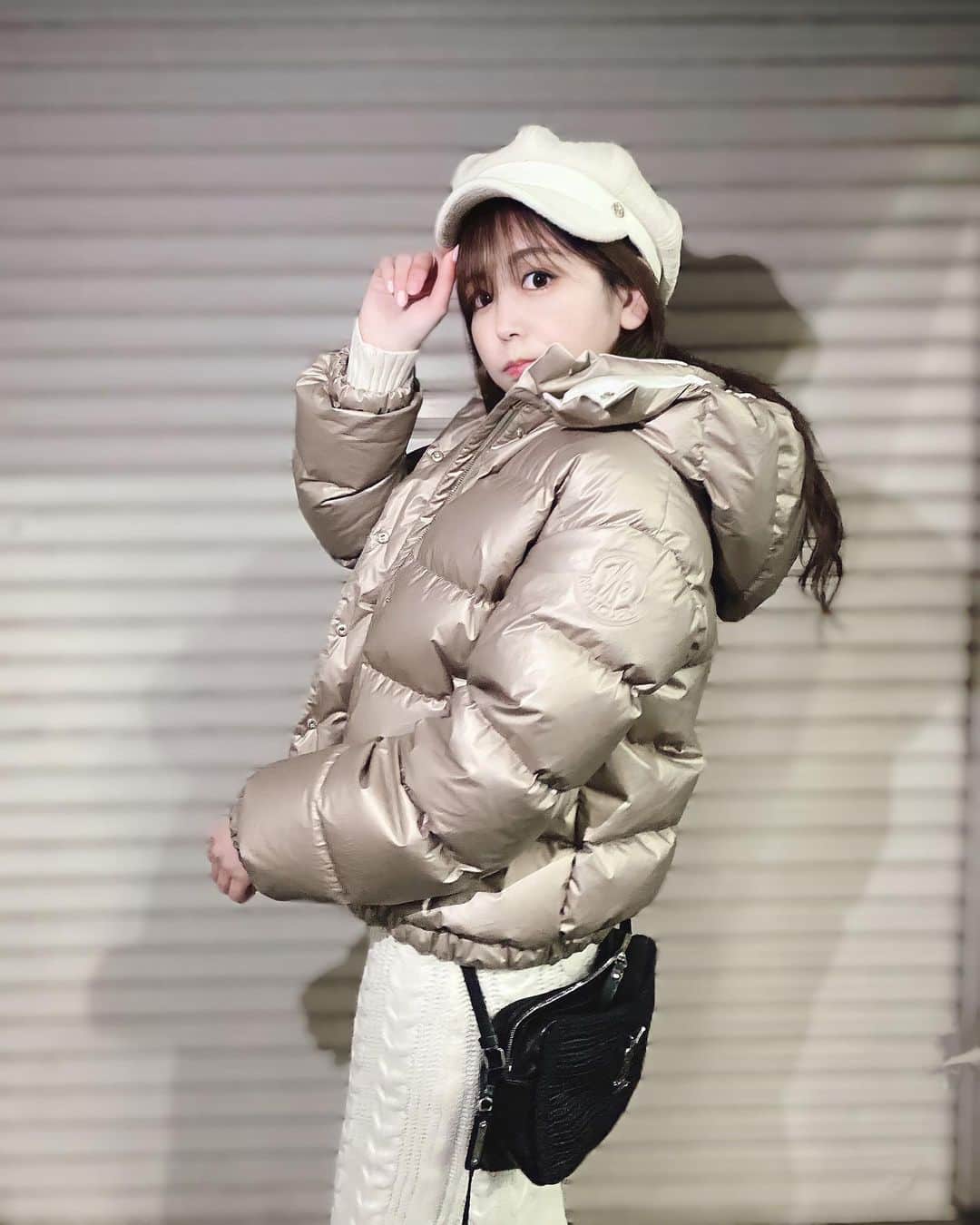 水瀬琴音さんのインスタグラム写真 - (水瀬琴音Instagram)「🤍🤎🤍🤎 ・ ゴールド可愛いくてすき🥰 前髪伸びたなぁ🤔 ・ ・ ・ #ootd #fashion #ニットワンピース  #ダウン #モンクレール #daos  #bag #ysl #サンローラン #冬コーデ」1月31日 21時24分 - kotone_dayo___