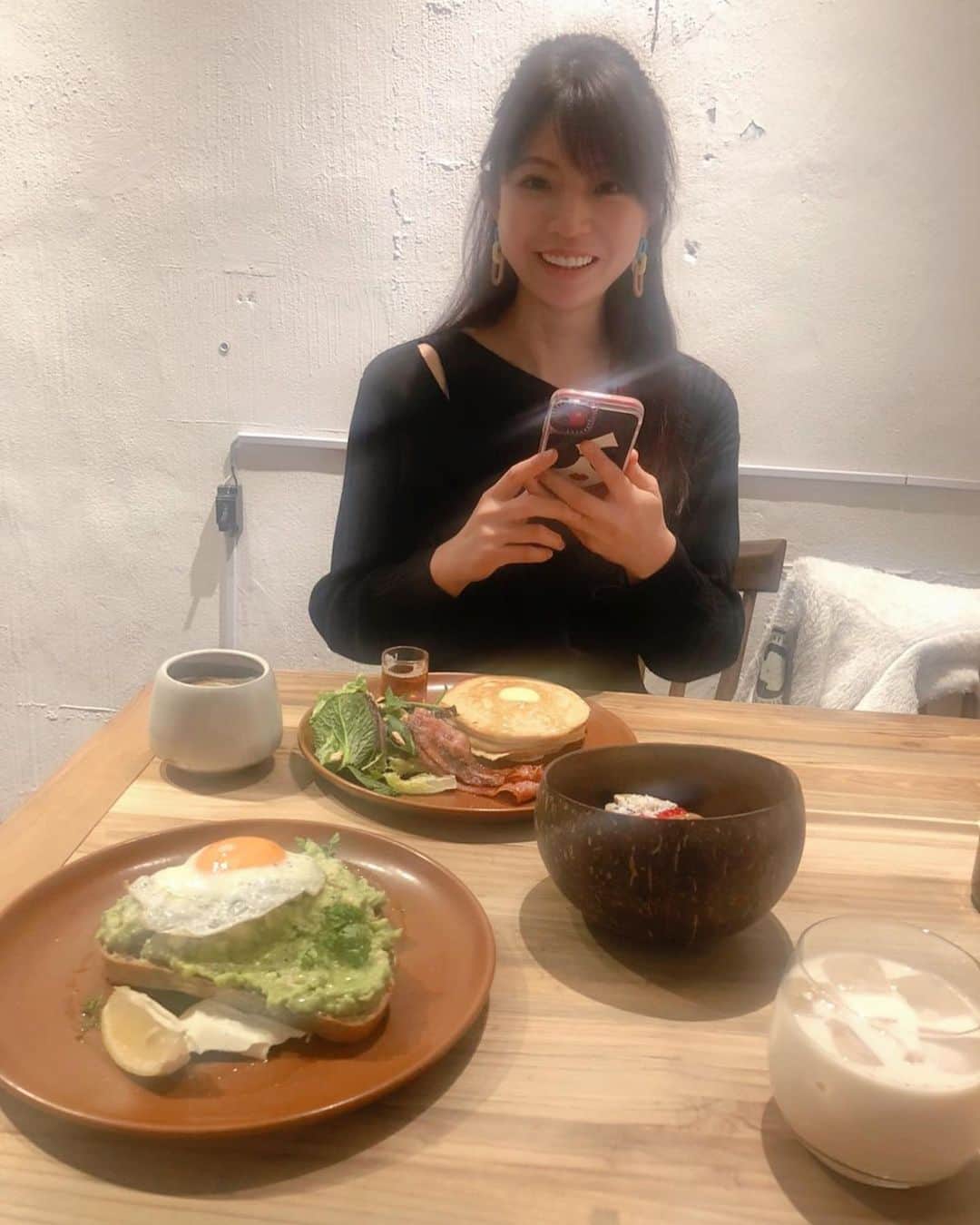 のインスタグラム：「忙しない一日の合間のブランチ🌿 お昼食べそびれて、16時半とか17時に食べることよくある。笑 癒しの時間って大切だね☺️☕💭 ・ #かふぇ #かふぇめぐり #渋谷カフェ #ブランチ  #東京カフェ巡り #東京カフェ部 #東京カフェ  #東京カフェめぐり #パンケーキ巡り #ぱんけーき」