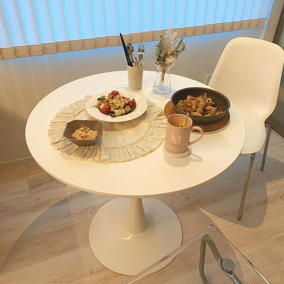 にたまごさんのインスタグラム写真 - (にたまごInstagram)「🍖🍽♡﻿ ﻿ ﻿ いつかの夕ご飯🧒🏼﻿ ﻿ 一人では食べきれないから、﻿ 次の日の朝ごはんになってます🤭笑﻿ ﻿ フライパンでそのまま出してるし﻿ 映えに程遠い、、🤣笑﻿ あああそろそろ可愛い食器欲しいな〜！！﻿ ﻿ 買いに行く時間が中々作れない、、﻿ 食材買いに行くので精一杯ってぐらい﻿ 今やること多くて忙しい🥶🙌🏼﻿ ﻿ 明日の報告にも向けて﻿ 着々と準備を進めております！﻿ 前向きな報告なのでお楽しみに💭🙏🏻﻿ ﻿ ┈┈┈┈┈┈┈┈┈┈┈┈┈┈┈┈┈┈┈┈﻿ ﻿#にたまごダイエット部  #ダイエットメニュー  #おうちごはん  #豆腐サラダ #鶏肉料理  #混ぜご飯」1月31日 21時25分 - __nitamago__