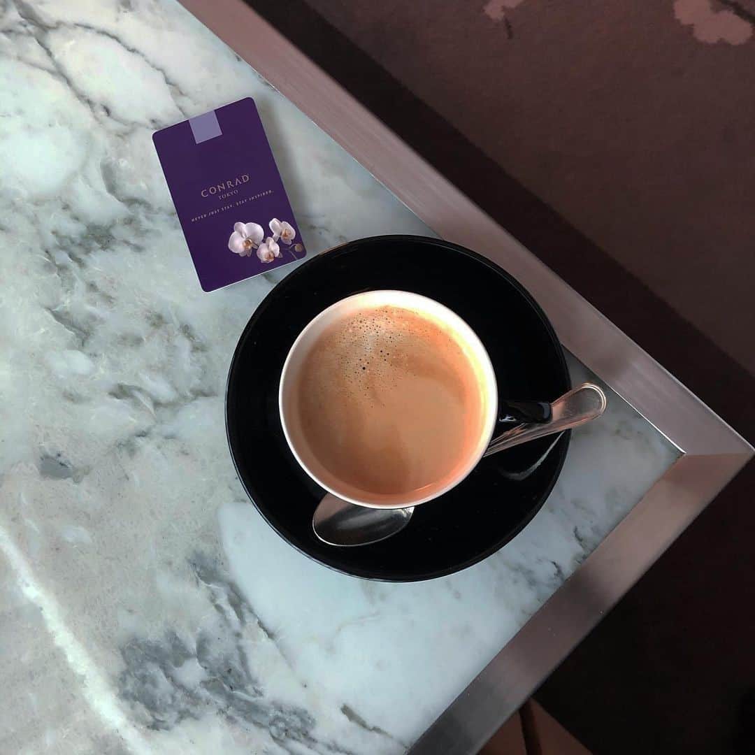 Conrad Tokyoのインスタグラム：「早い時間にチェックインして、お部屋でのんびりしながらホッとひと息。  Check in early and take a break while relaxing in your room!  Photo by @lil___unicorn  Share your own images with us by tagging @conrad_tokyo ————————————————————— #コンラッド東京 #コンラッド #ホテル #汐留 #東京 #新橋 #銀座 #港区 #ホテルステイ  #ステイケーション #おこもりステイ #ConradTokyo #StayInspired #Shiodome #Shinbashi #staycation #hotelstay」